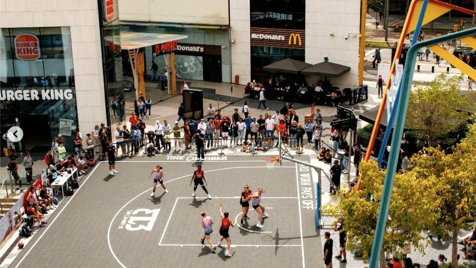 Partit femení de 3x3 a la pista de Westfield Glòries, amb el logo de Time Chamber pintat al terra