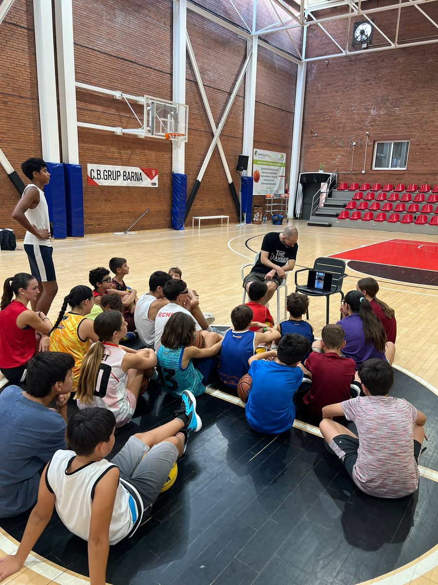 Sessió de vídeo amb l'entrenador durant el campus de bàsquet del CB Grup Barna