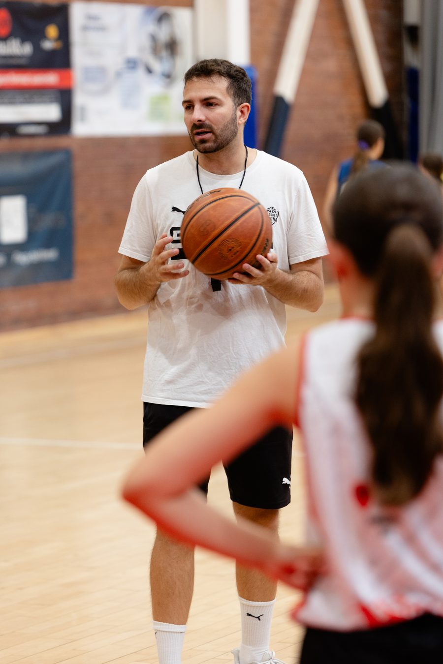Entrenador del campus explicant un exercici amb la pilota