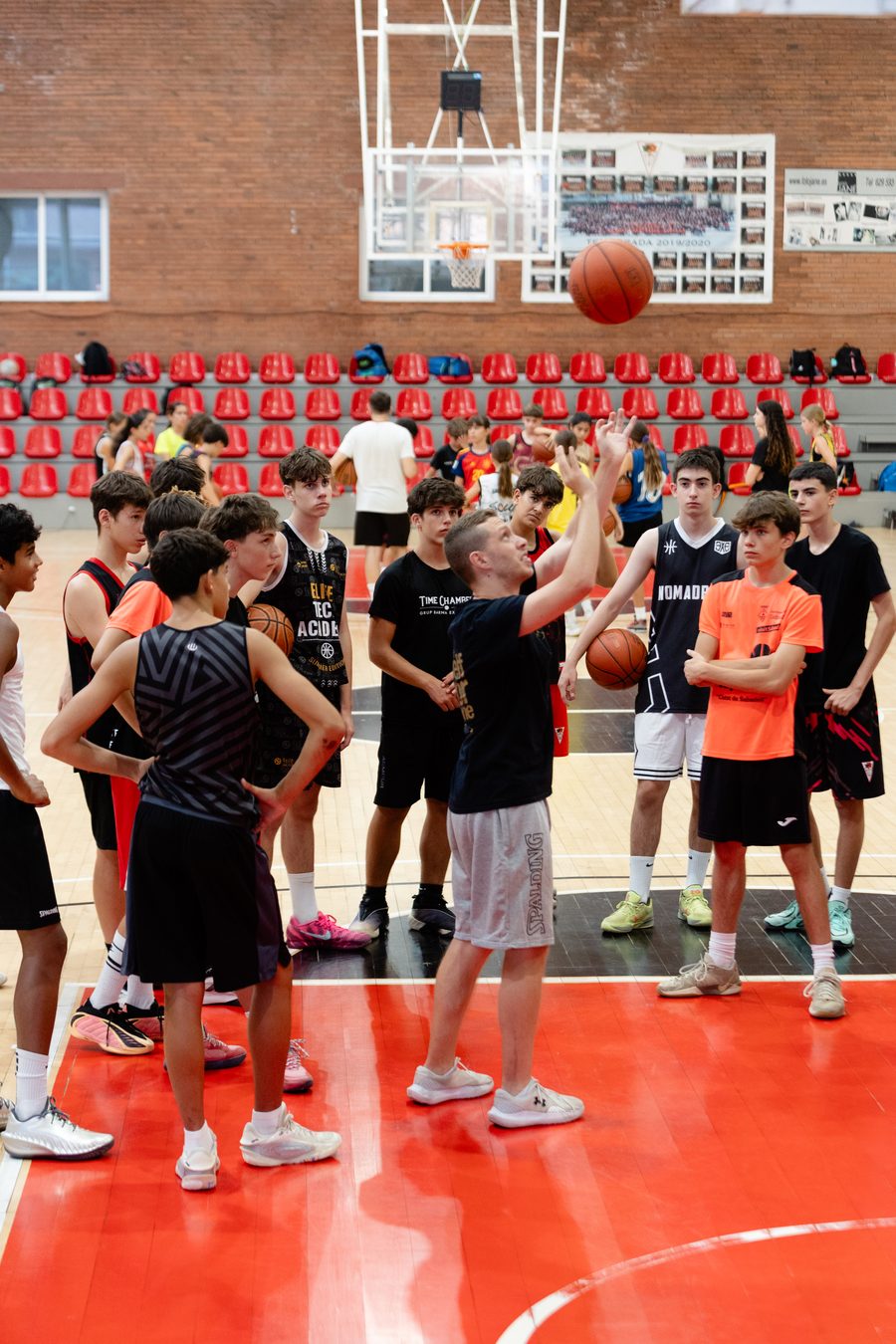 Grup de jugadors del campus fent un exercici de tir