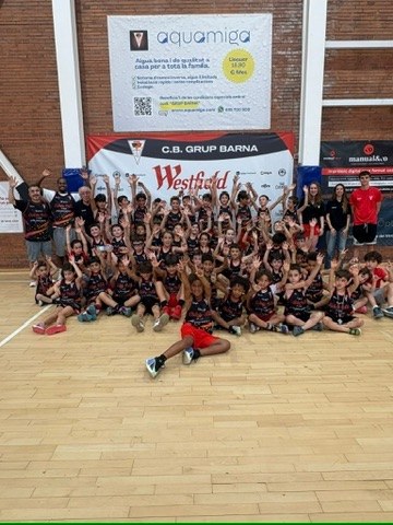 Grup complet d'infants de la Cistella Petita amb el faldó del CB Grup Barna