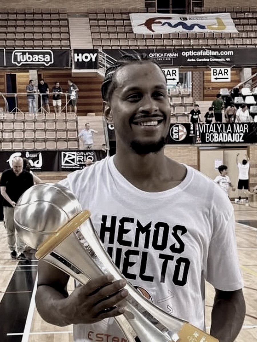 David Mejía amb el trofeu de campió de la Tercera FEB