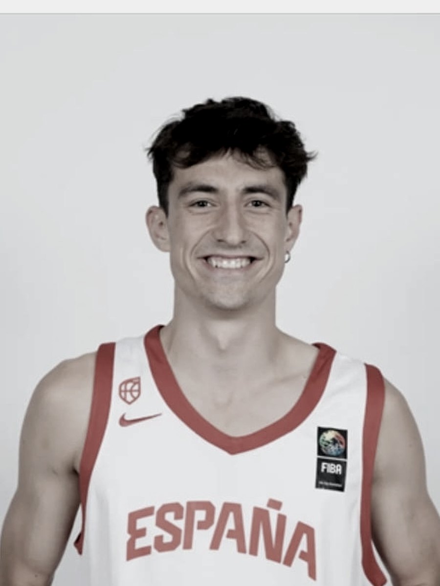 Exjugador de l'Escoleta amb la samarreta de la selecció espanyola de 3x3