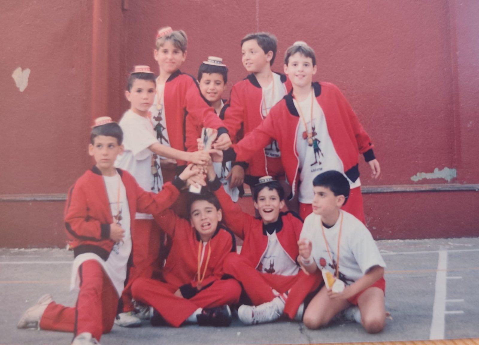 Nens del Grup Barna celebrant amb un trofeu als anys 90