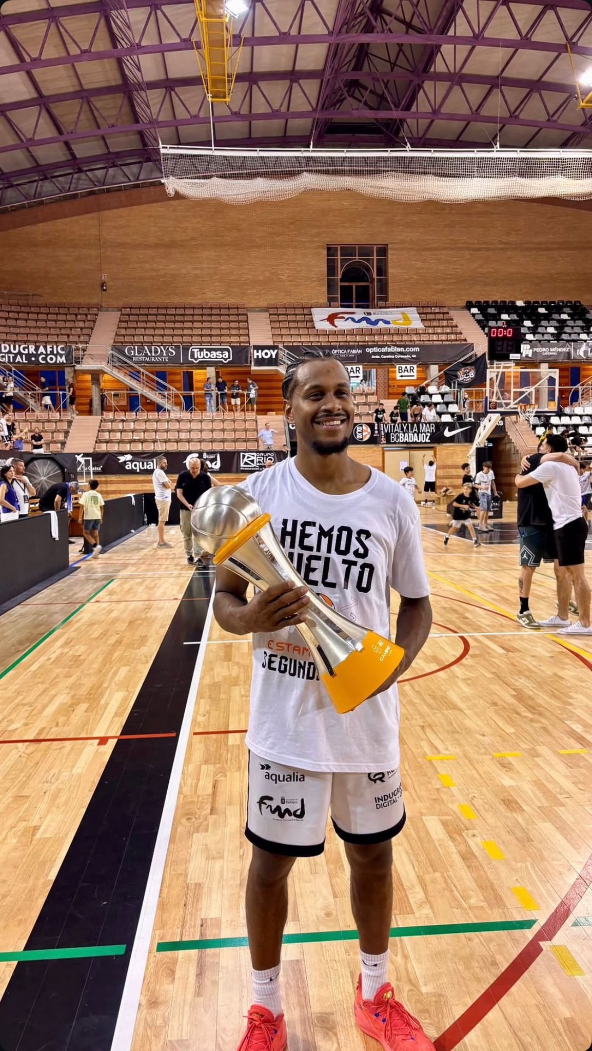 David Mejía amb el trofeu de campió de la Fase Final Tercera FEB 2025/26