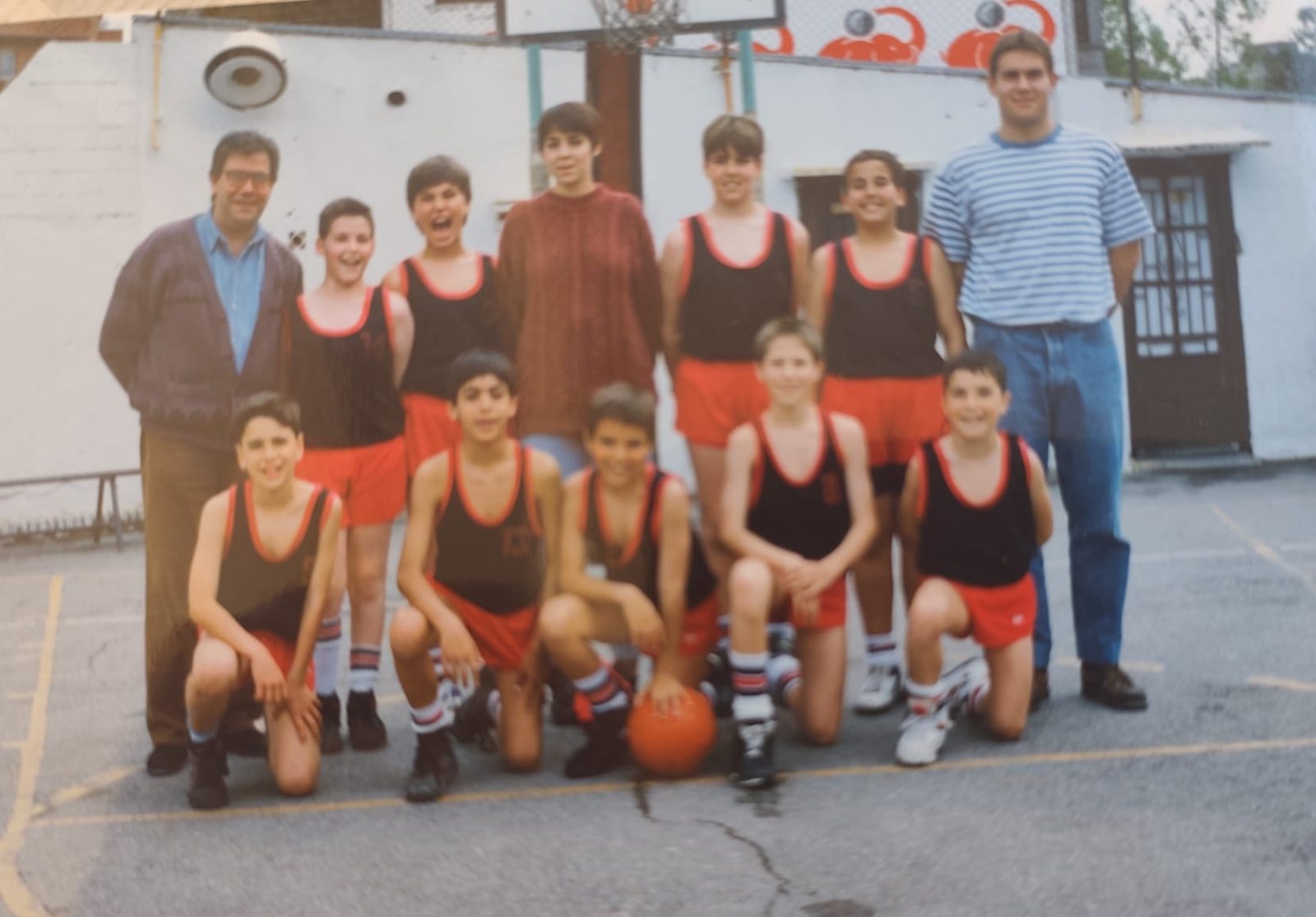 Equip mini del Grup Barna als anys 90 en una pista de pati, amb Julio Torralba