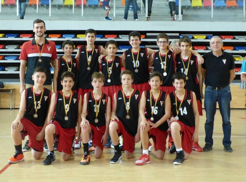 Equip del Grup Barna amb medalles i Julio Torralba