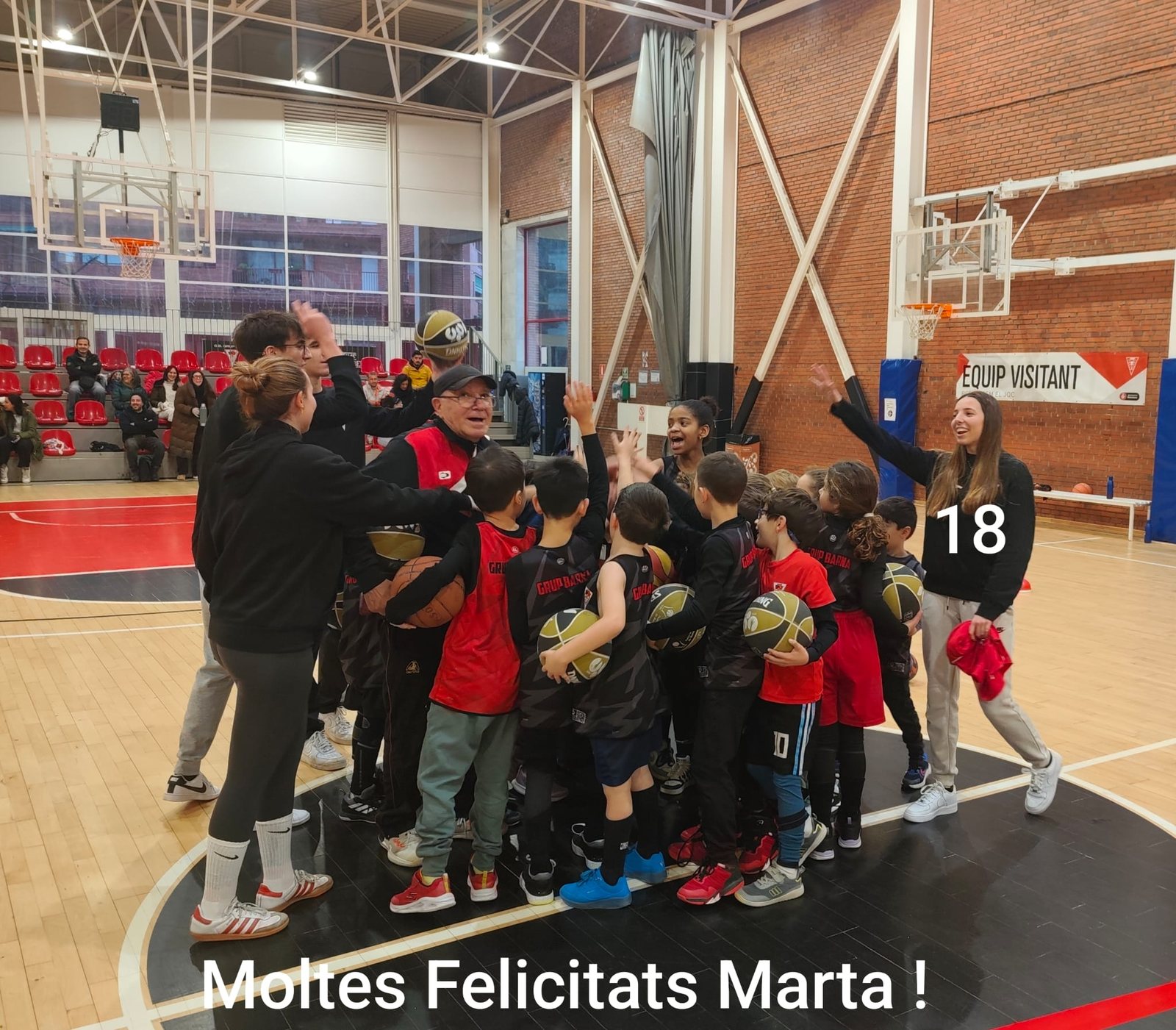 L'Escoleta felicitant la Marta pels seus 18 anys