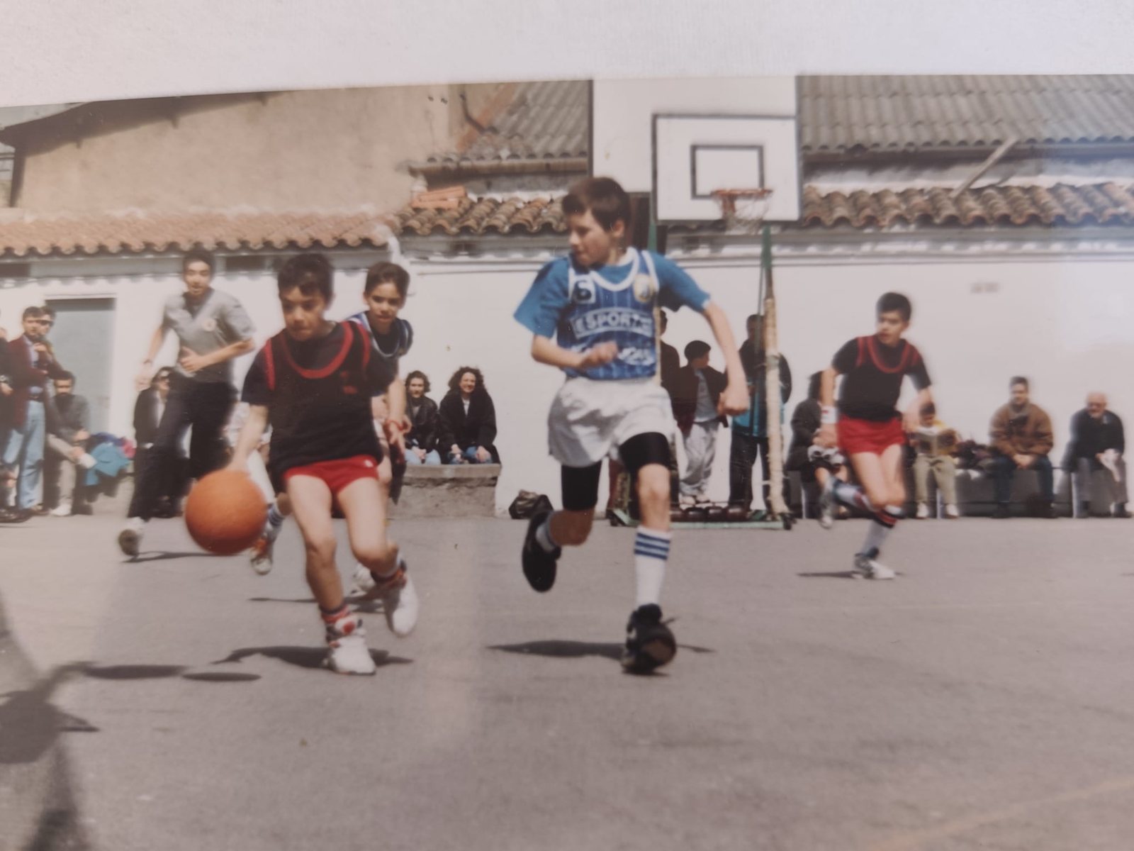 Partit de bàsquet en una pista de pati als anys 90