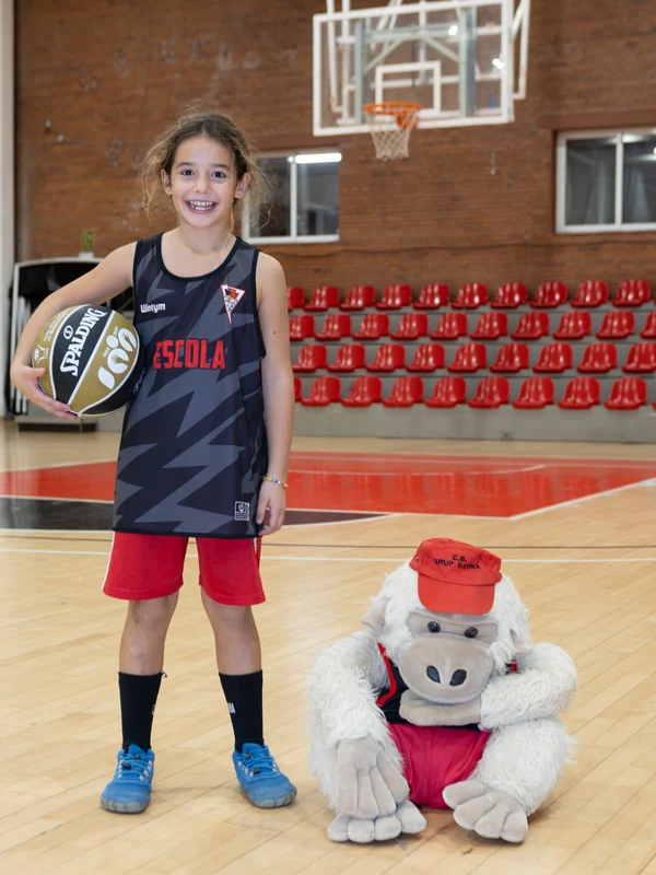 Nena de l'Escoleta del CB Grup Barna amb la pilota