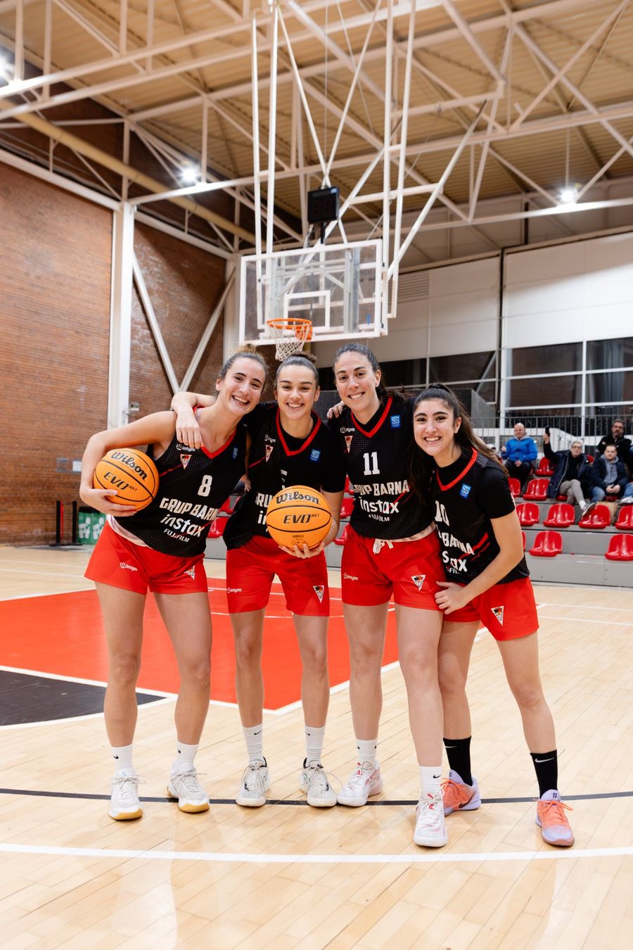 Jugadoras del CB Grup Barna en La Nau del Clot